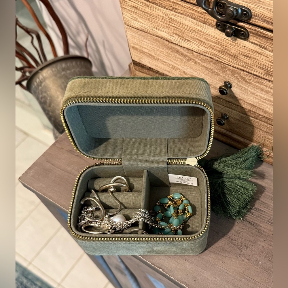 Sezane Velvet Green Jewelry Box - Picture 2 of 4